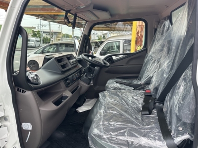 キャンター(三菱)登録済未使用車 内外装写真他