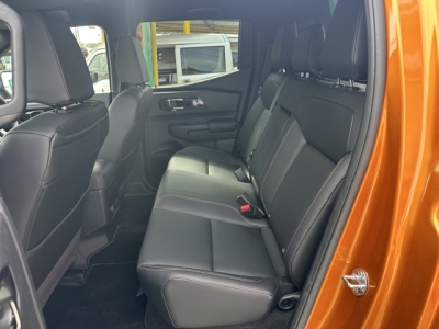 トライトン(三菱)中古車 後席内装