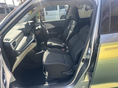 新型スイフト(スズキ)中古車 前席内装