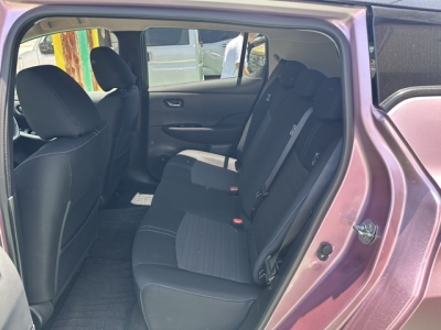 リーフ(ニッサン)中古車 後席内装