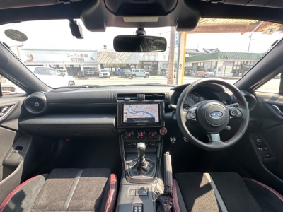 BRZ(スバル)中古車 後席から見た前席