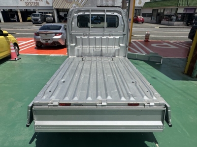 キャリートラック(スズキ)届出済未使用車 後席から見た前席