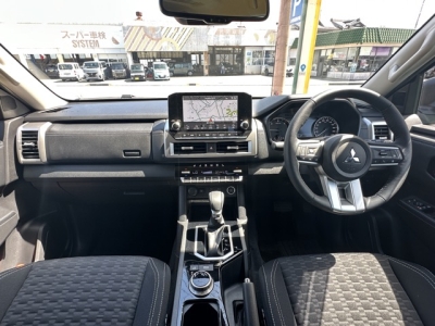 トライトン(三菱)中古車 後席内装