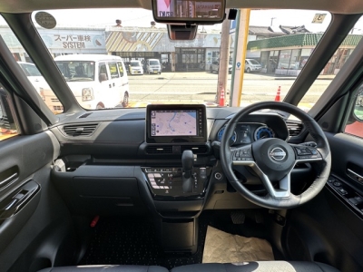 新型ルークス(ニッサン)中古車 後席から見た前席
