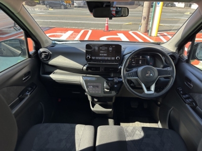ekクロス(三菱)中古車 後席から見た前席