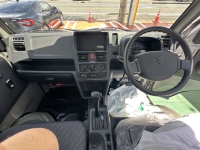 キャリートラック(スズキ)届出済未使用車 後席から見た前席