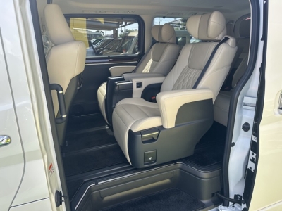 グランエース(トヨタ)中古車 後席内装