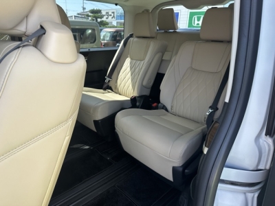 グランエース(トヨタ)中古車 後席から見た前席