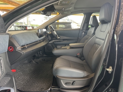 アリア(ニッサン)中古車 前席内装