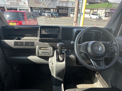 N-VAN(ホンダ)中古車 後席から見た前席