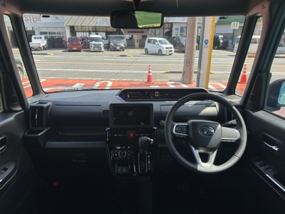 タントカスタム(ダイハツ)届出済未使用車 後席から見た前席
