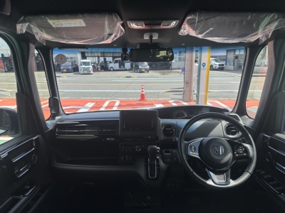 N-BOXカスタム(ホンダ)中古車 後席から見た前席