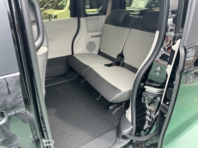 新型N-BOX(ホンダ)届出済未使用車 後席内装