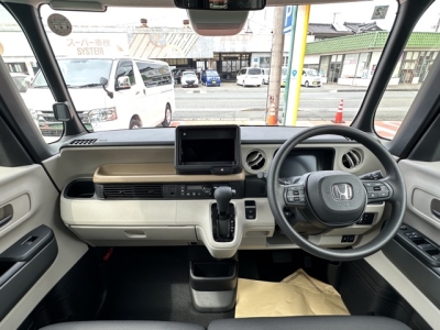 新型N-BOX(ホンダ)届出済未使用車 後席から見た前席