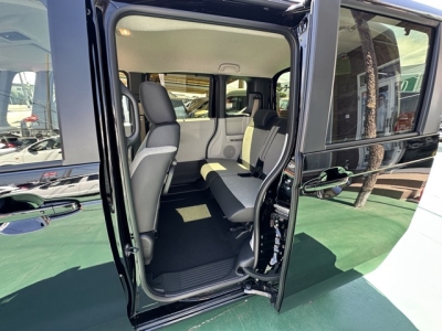 新型N-BOX(ホンダ)届出済未使用車 後席内装