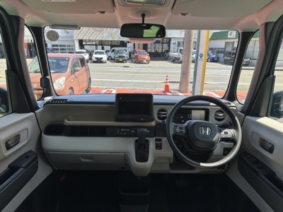 新型N-BOX(ホンダ)届出済未使用車 後席から見た前席