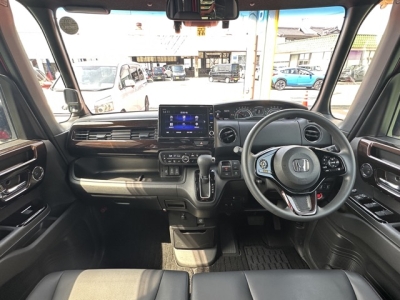 N-BOXカスタム(ホンダ)中古車 後席から見た前席