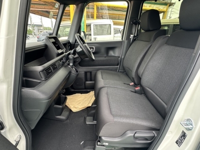 新型N-BOX(ホンダ)届出済未使用車 前席内装