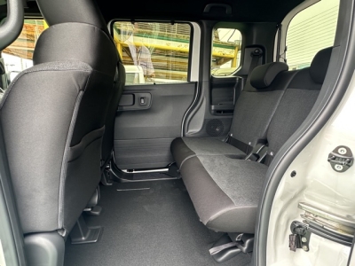 新型N-BOX(ホンダ)届出済未使用車 後席内装