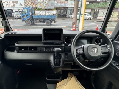 新型N-BOX(ホンダ)届出済未使用車 後席から見た前席