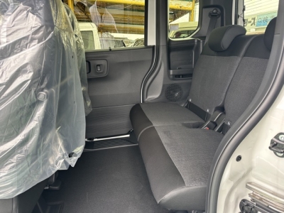 新型N-BOX(ホンダ)届出済未使用車 後席内装