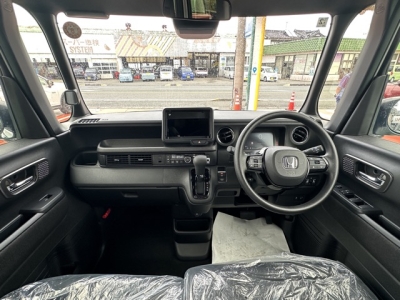 新型N-BOX(ホンダ)届出済未使用車 後席から見た前席