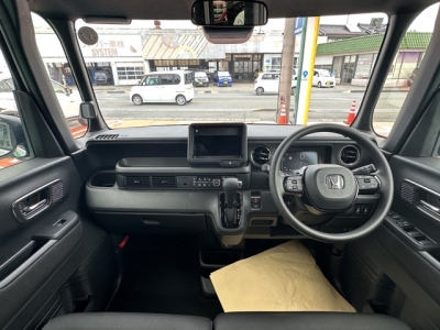 新型N-BOX(ホンダ)届出済未使用車 後席から見た前席