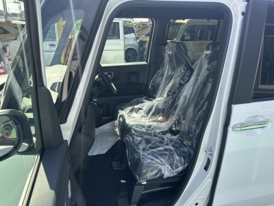 新型N-BOX(ホンダ)届出済未使用車 前席内装