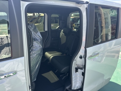 新型N-BOX(ホンダ)届出済未使用車 後席内装