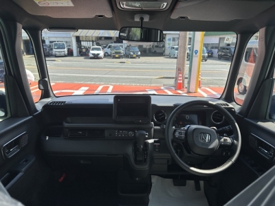 新型N-BOX(ホンダ)届出済未使用車 後席から見た前席