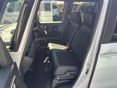 新型N-BOX(ホンダ)届出済未使用車 前席内装