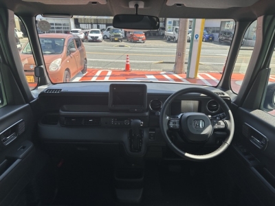 新型N-BOX(ホンダ)届出済未使用車 後席から見た前席