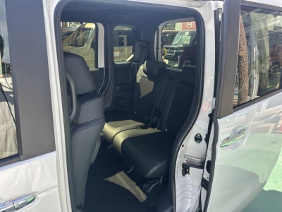 新型N-BOX(ホンダ)届出済未使用車 後席内装