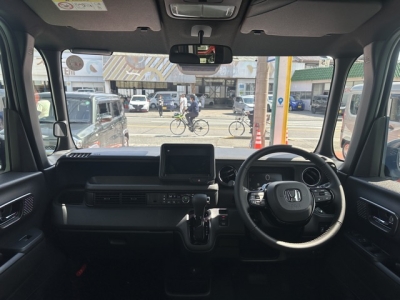 新型N-BOX(ホンダ)届出済未使用車 後席から見た前席