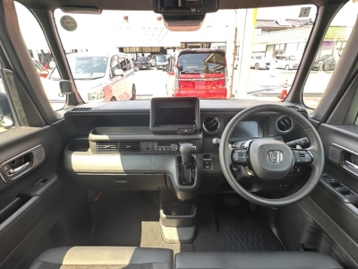 新型N-BOX(ホンダ)ディーラ-試乗車 後席から見た前席