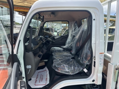 キャンター(三菱)登録済未使用車 前席内装