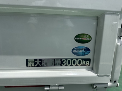 キャンター(三菱)登録済未使用車 後席から見た前席