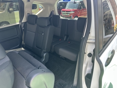 フリード(ホンダ)中古車 後席から見た前席