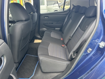 リーフ(ニッサン)中古車 後席内装