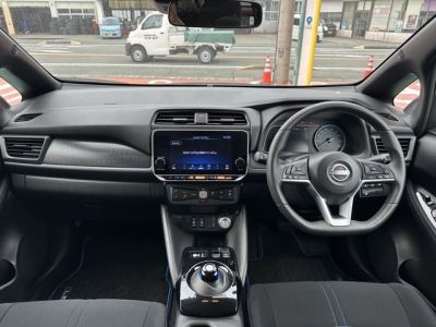 リーフ(ニッサン)中古車 後席から見た前席