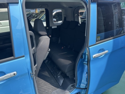 タンク(トヨタ)中古車 後席内装
