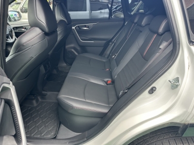 ＲＡＶ４ PHV(トヨタ)中古車 後席内装
