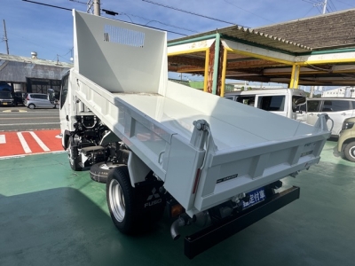 キャンター(三菱)登録済未使用車 後方
