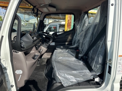 キャンター(三菱)登録済未使用車 前席内装