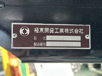 キャンター(三菱)登録済未使用車 後席から見た前席