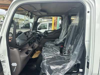 キャンター(三菱)登録済未使用車 後席内装