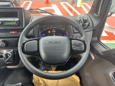キャンター(三菱)登録済未使用車 内外装写真他１