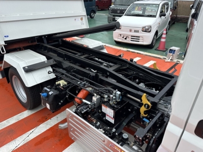 キャンター(三菱)レンタ登録済未使用車 後席内装