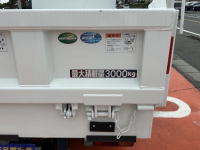 キャンター(三菱)レンタ登録済未使用車 後席から見た前席