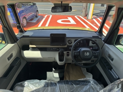 新型N-BOX(ホンダ)届出済未使用車 後席から見た前席